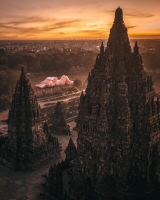 Patung Kaws diantara Candi